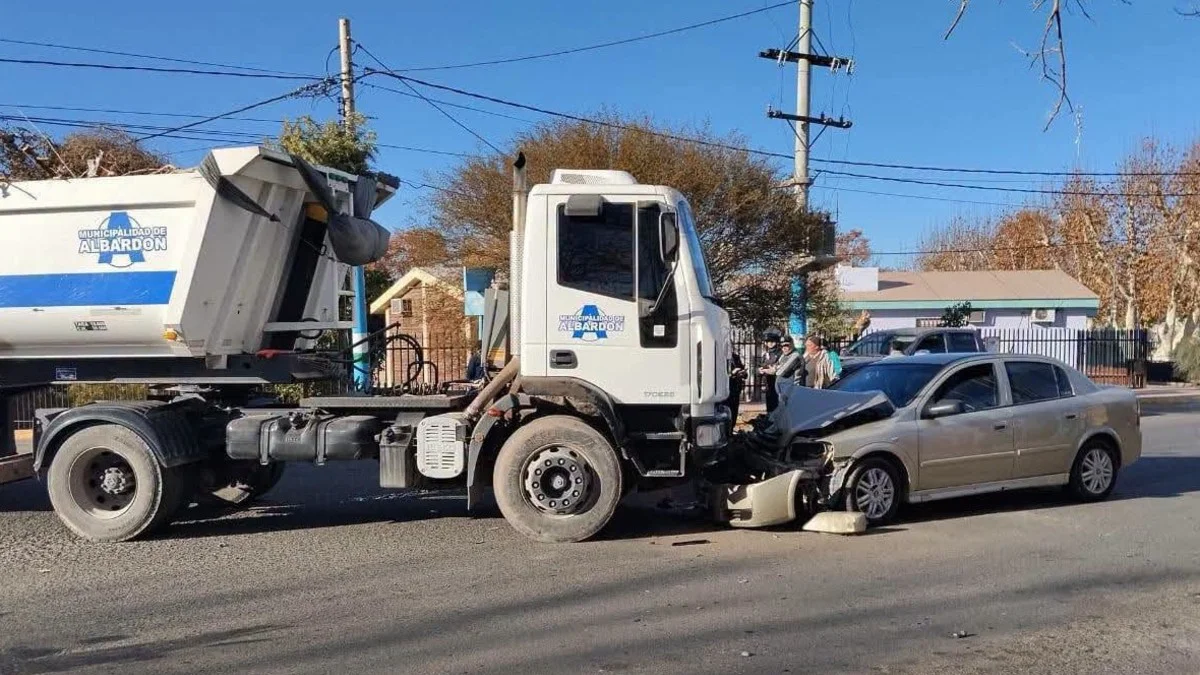 Camion municipal Albardon choque