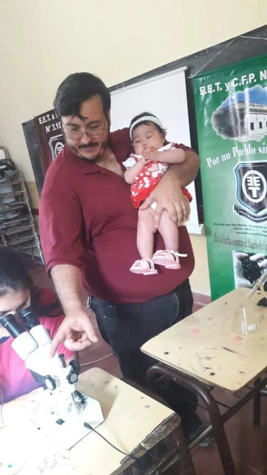 Profe con una bebé