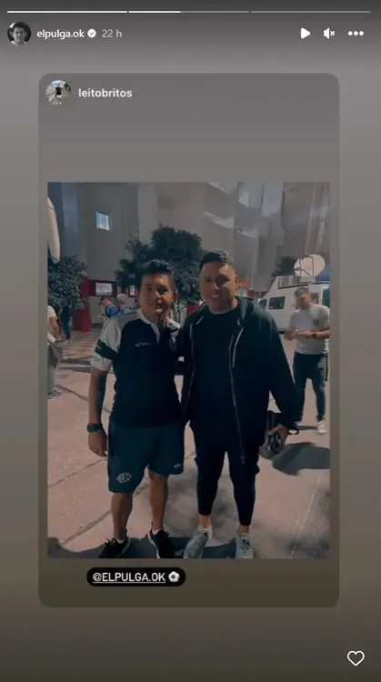 El futbolista compartió la imagen de una fanático que se sacó una foto con él. (Fuente: Instagram @elpulga.ok)