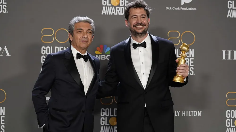 Santiago Mitre y Ricardo Darín, al momento de exhibir el Golden Globe obtenido