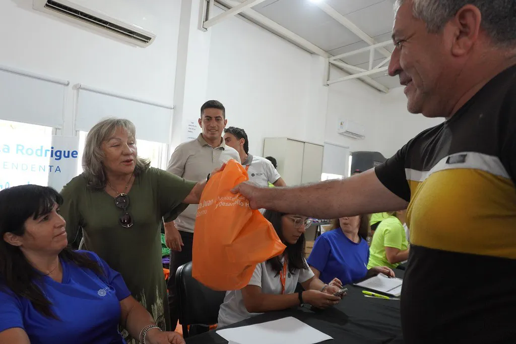 54352021926_2ef2201542_b