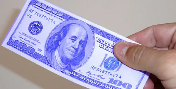 El blue baja 20 centavos en el cierre de la jornada