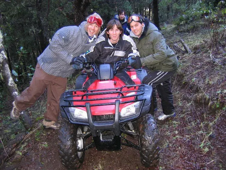 LIONEL MESSI. En un cuatriciclo junto a su hermano y su primo (Foto: Redes).