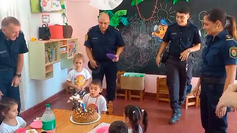 Niño cumpleaños policía