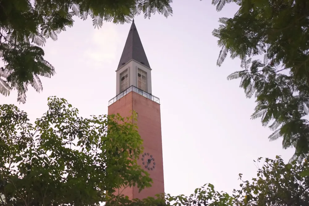 campanil nublado frio