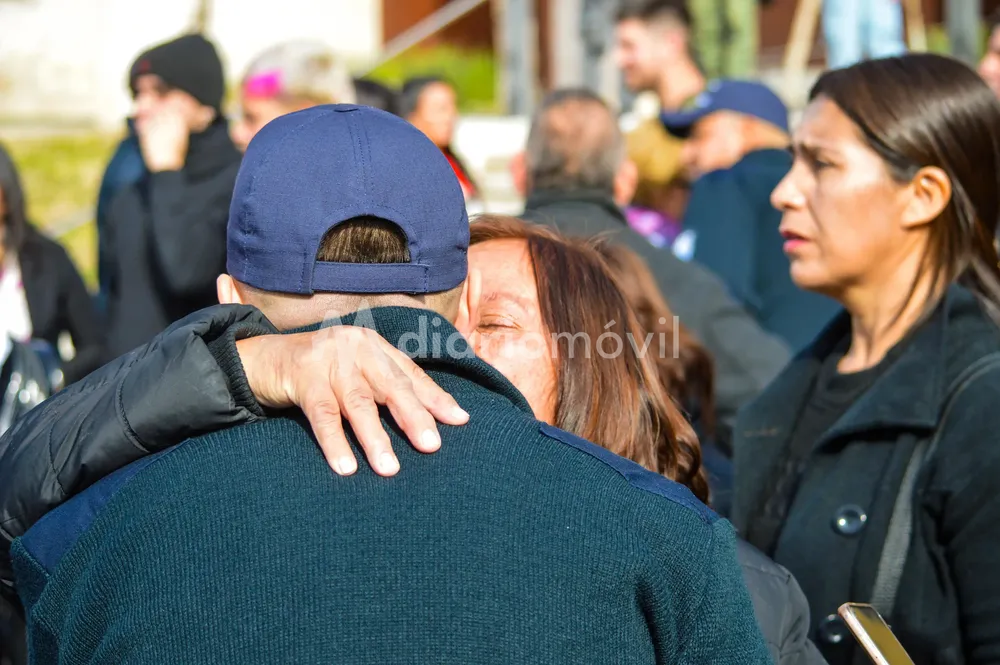 policia abraza a su madre3