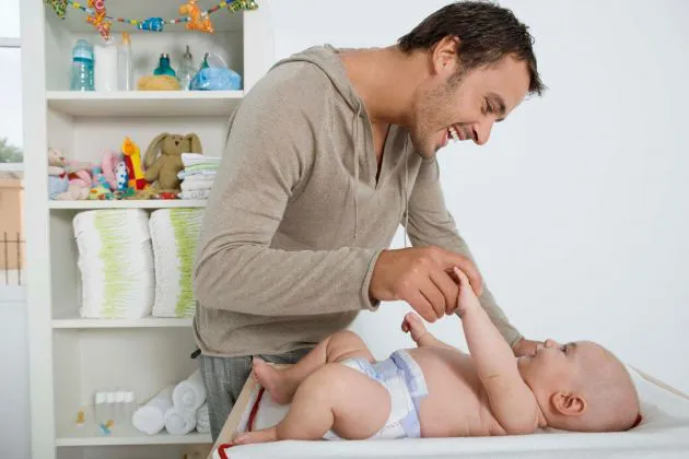 padre-jugando-con-bebe