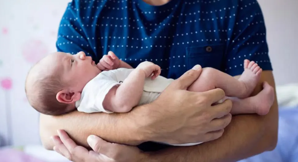 Padre y bebé hijo