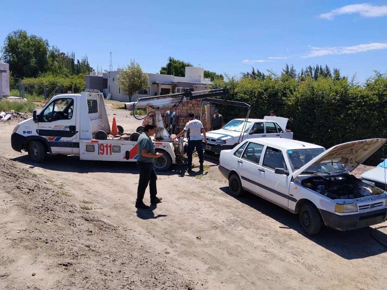 Autos grúa Policías