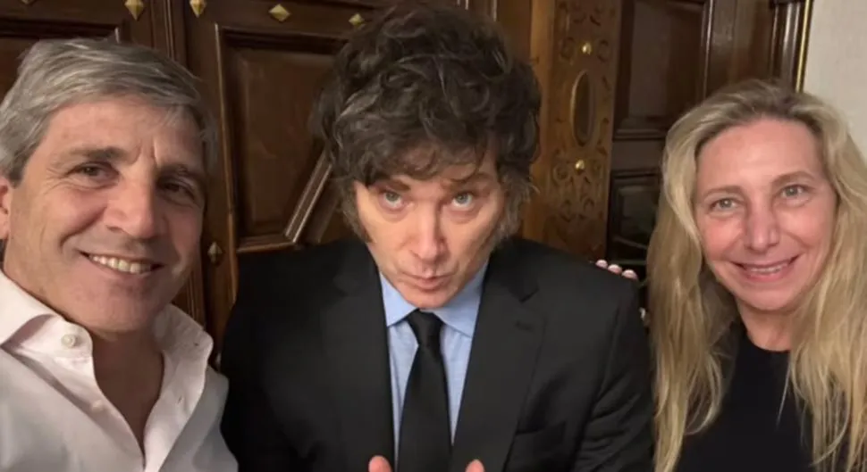 Luis Caputo, Javier Milei y Karina Milei