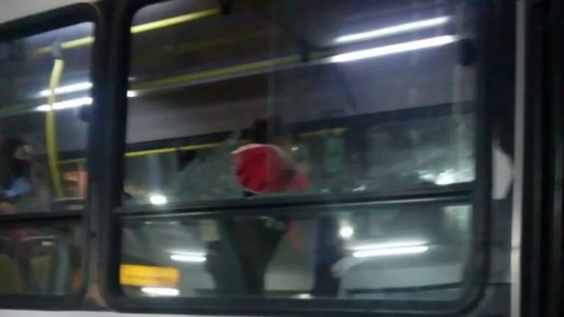 Colectivo ventana rota piedra