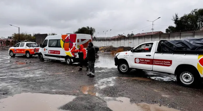 lluvia-en-san-juan-09-.-gobierno-de-san-juan-monto-operativo-para-asistir-a-familias-afectadas-por-el-temporal-.-elpaisdiario.ar-696x382