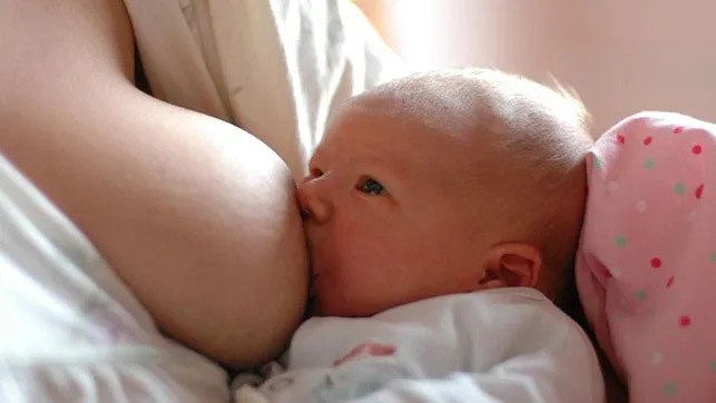 Madre-dando-pecho-bebe_EDIIMA20130822_0558_13