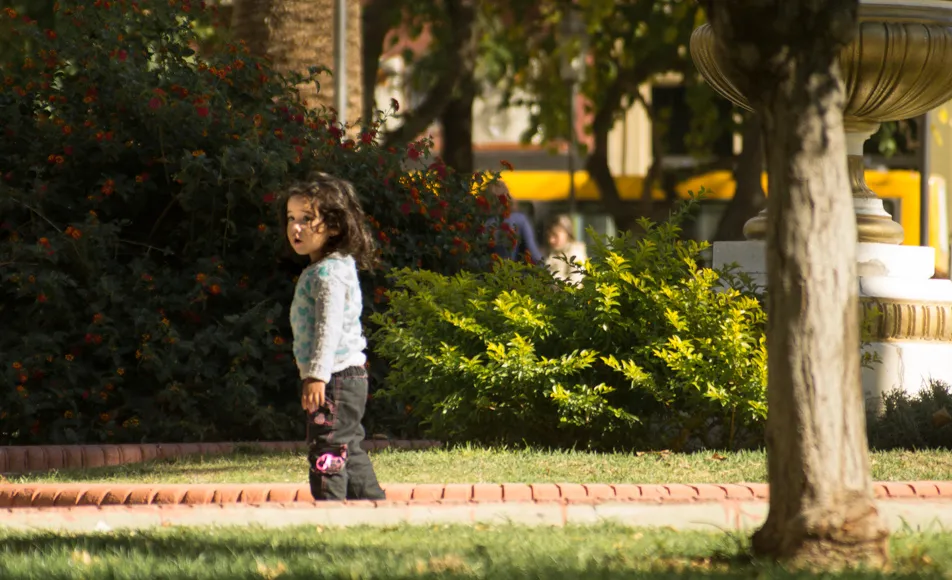 Urbana - plaza 25 - nena sola