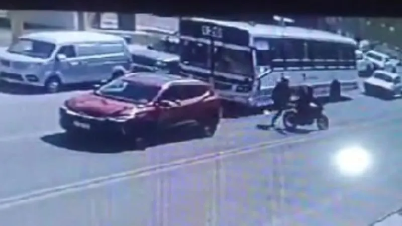 robo camara de seguridad arrebato en semáforo