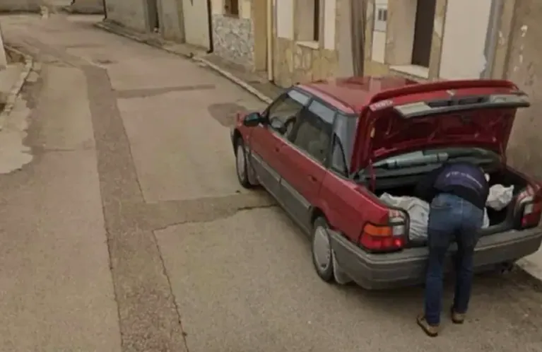 otras-imagenes-muestran-a-un-hombre-que-parece-meter-un-cadaver-en-el-baul-de-un-auto-rojo-en-la-misma-aldea-foto-google-street-view-4QTLUAAPWJEAVBRRT62DAATCOA