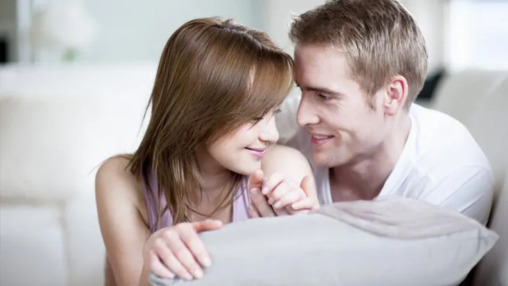 pareja con bebe