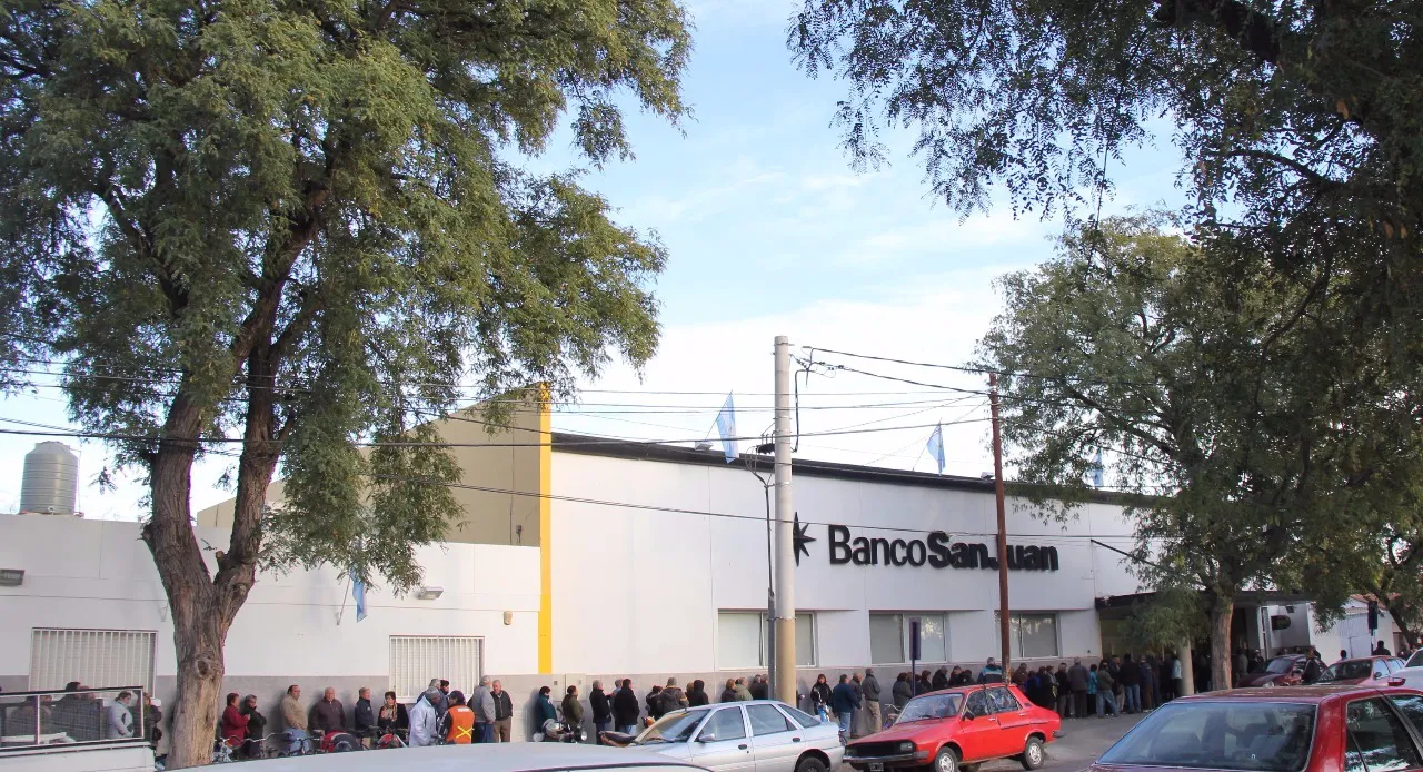 La cantidad de gente doblaba la esquina en calle 25 de Mayo.