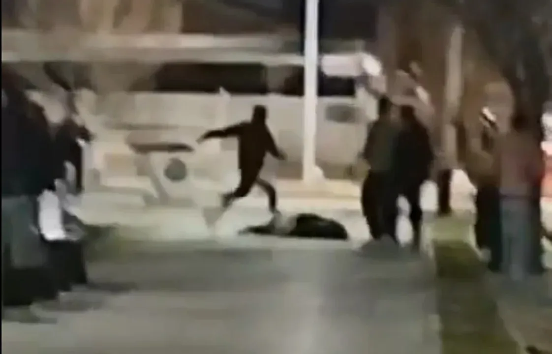 Policía agrediendo