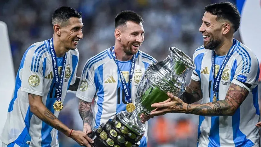 di-maria-messi-y-otamendi-levantan-la-copa-america-2024_862x485