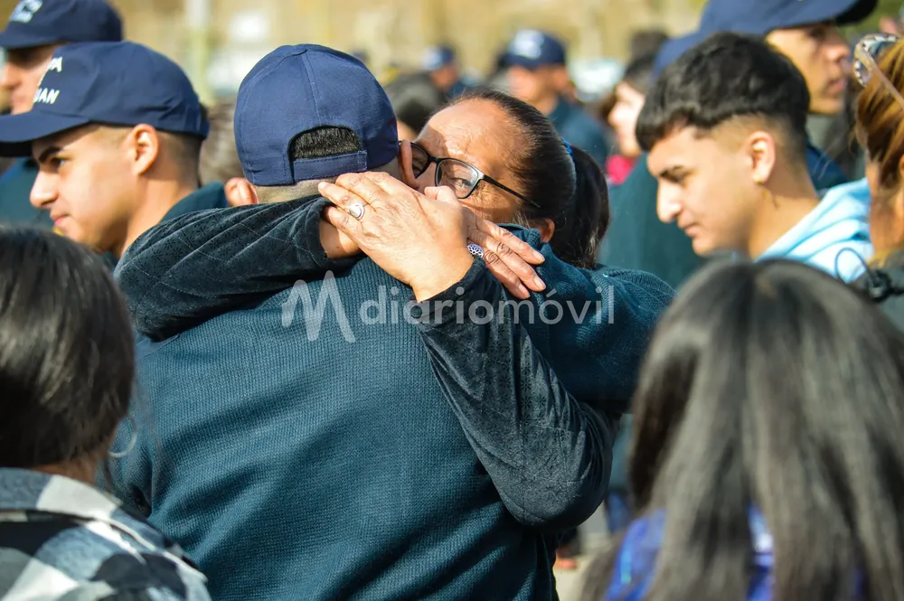 policia abraza a su madre2