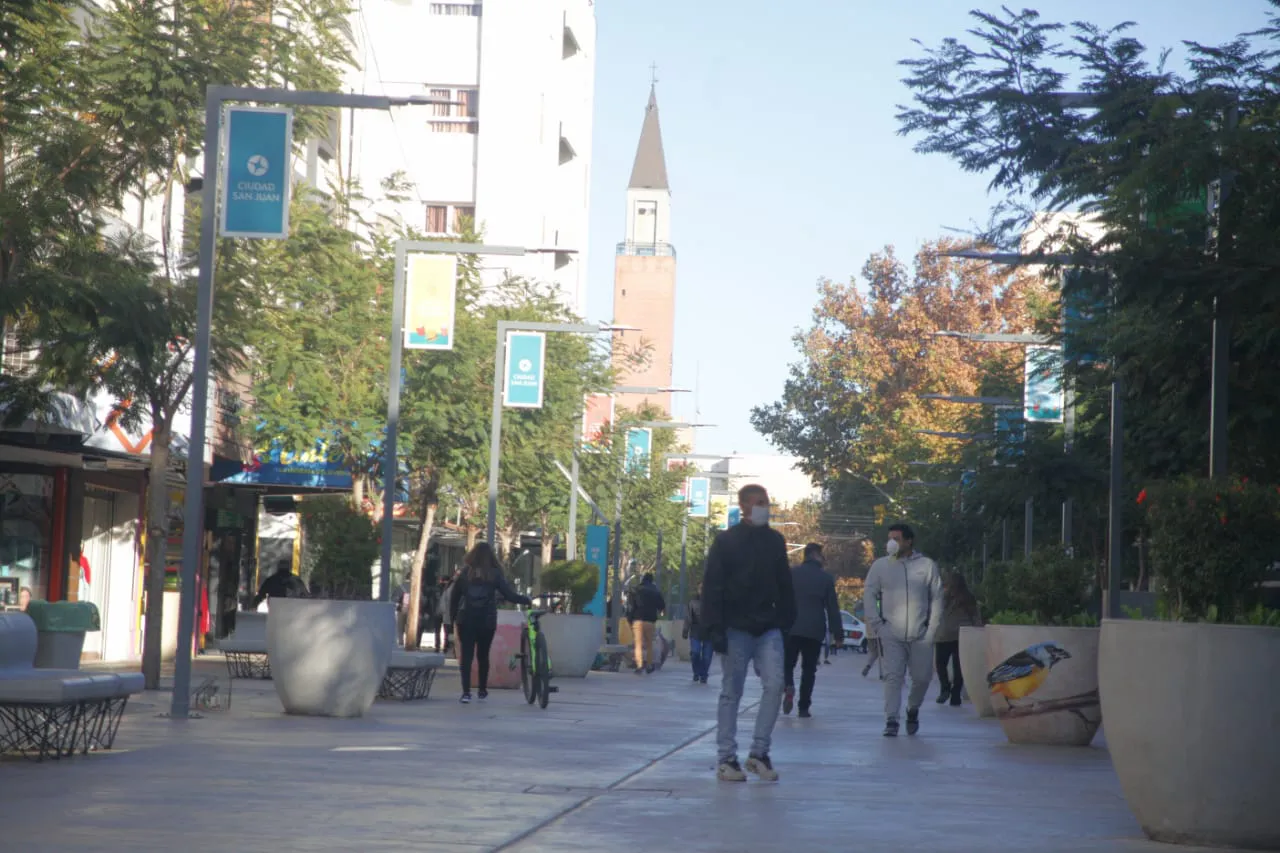 Peatonal centro comercio
