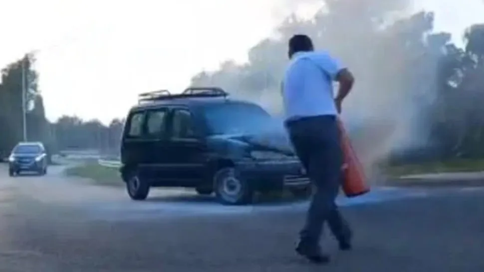 Camioneta incendiada en la Circunvalación