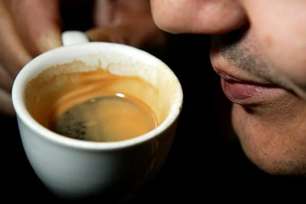 Hombre-tomando-café