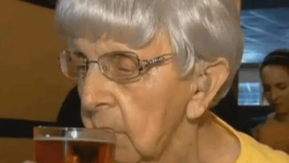 abuela toma cerveza