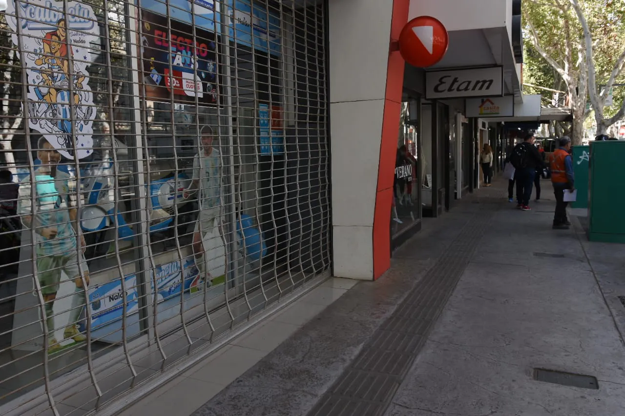 peatonal vacia sin comercio