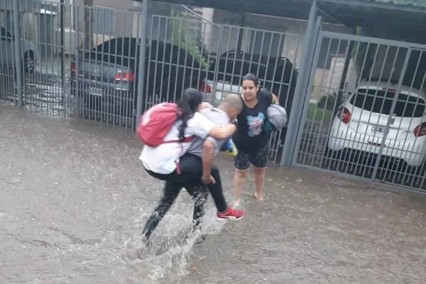 colectivero en un temporal
