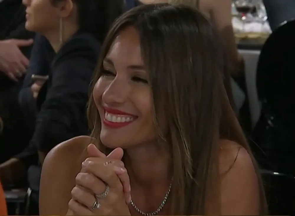 La sonrisa de Pampita mientras escuchaba el discurso de Benjamín Vicuña (captura de TV)