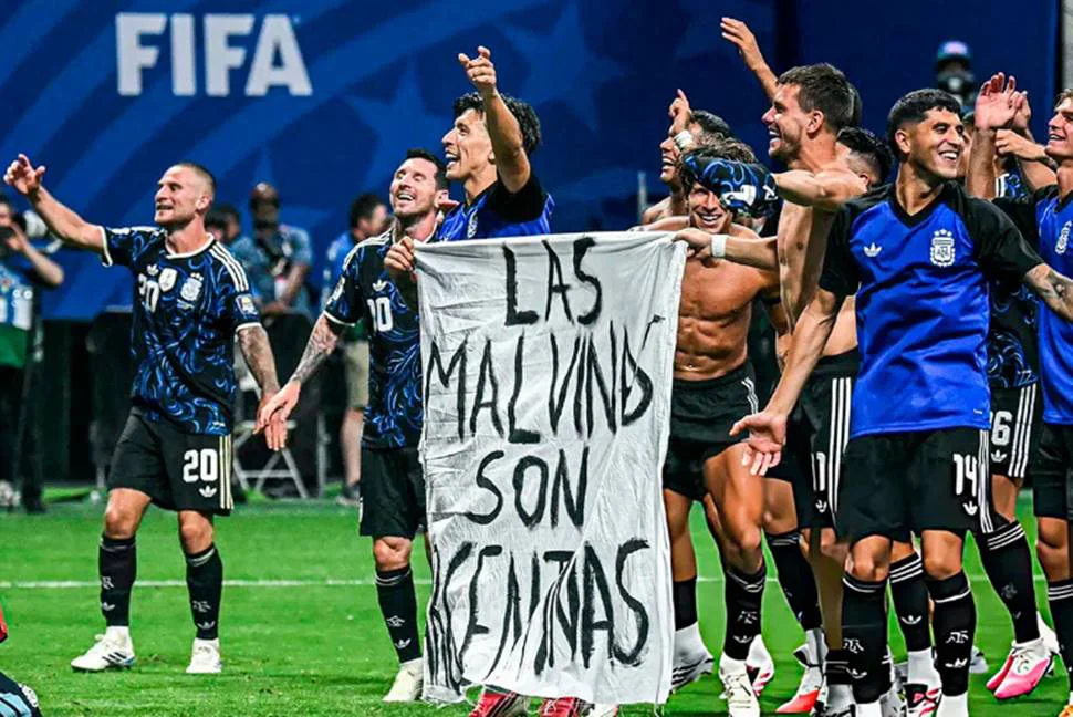 Jugadores con bandera de las Islas Malvinas