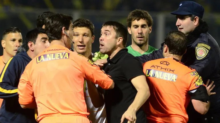 coudet reclama al arbitro