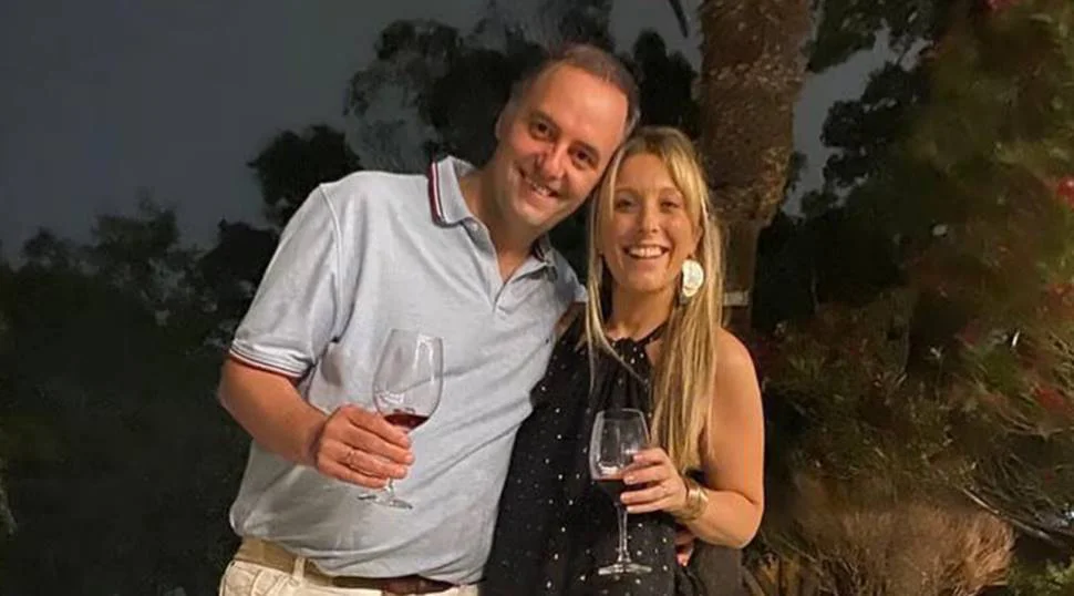 Manuel Adorni y su esposa