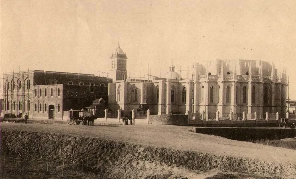Otra imagen de la construcción de la Basílica, que envolvió a la anterior estructura