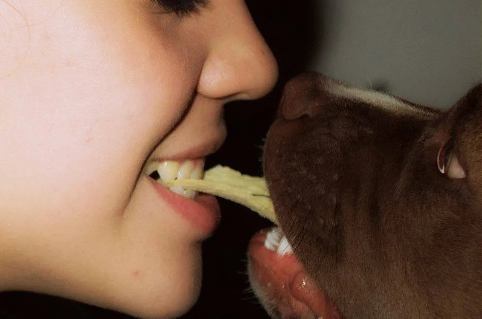 Victoria Paez y su pitbull