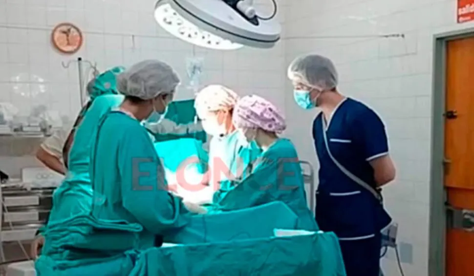 Médicos enfermeros cirugía