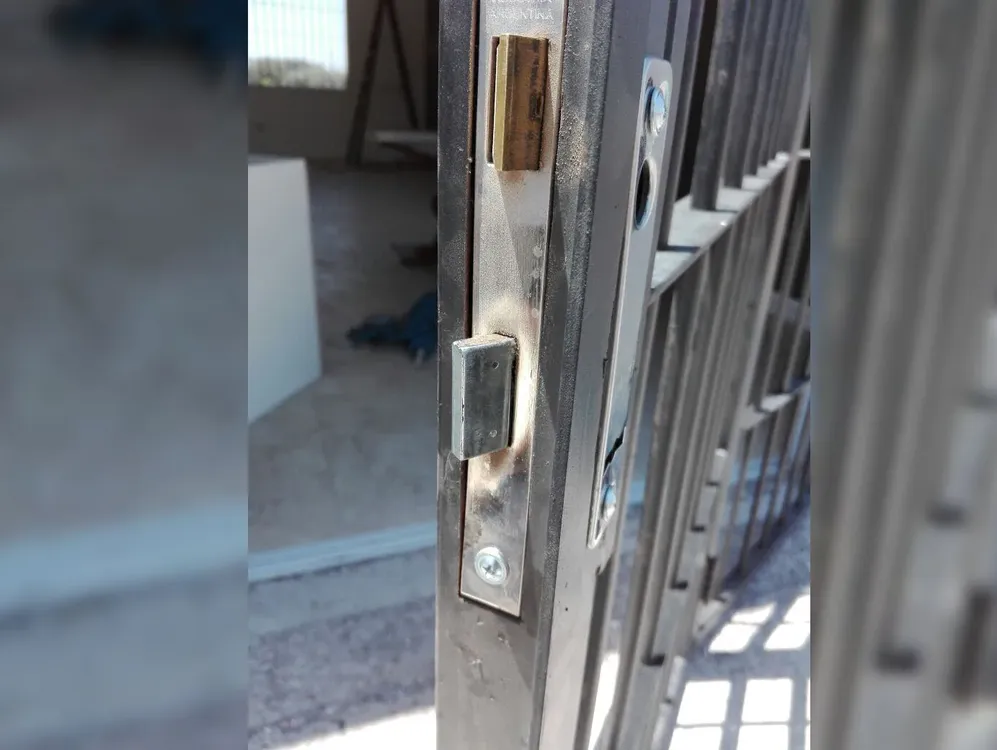 escruche-puerta rota