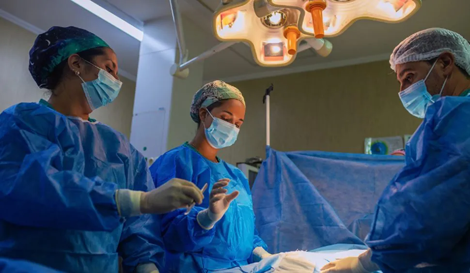 Médicos cirugía trasplante de órganos