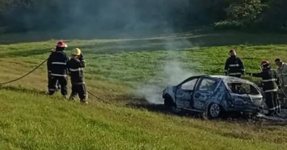 Auto incendiado