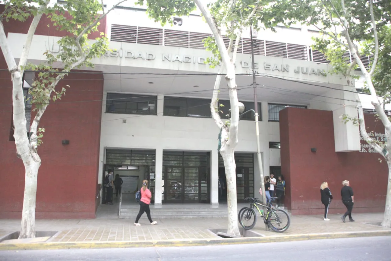 Escuela Industrial Escuela de Comercio