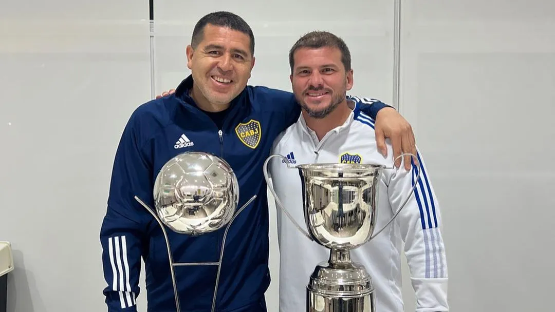 Juan Román Riquelme junto al técnico interino, Mariano Herrón, quien volverá a la Reserva cuando asuma Almirón