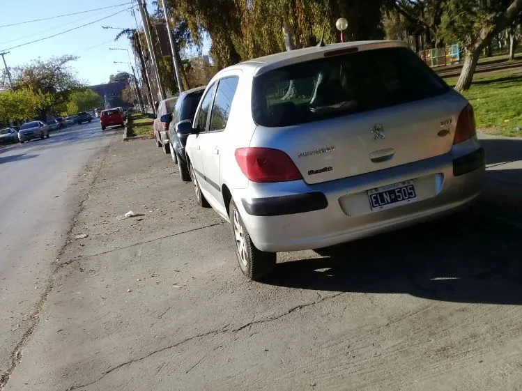 auto_mal_estacionado