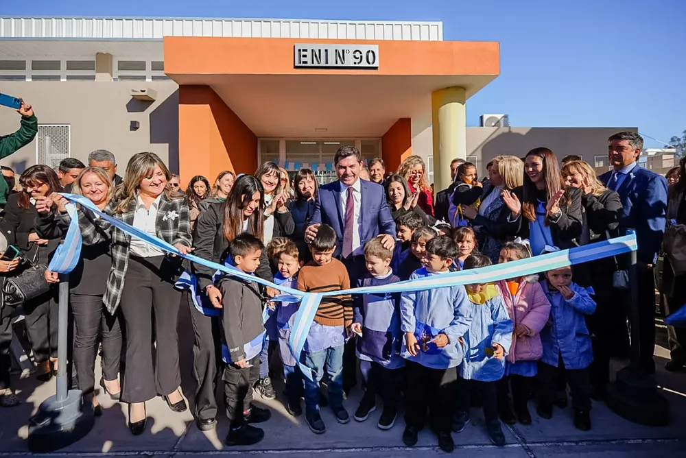 Orrego con niños en Chi,bas, en una escuela