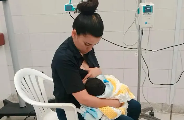 Policía amamantando