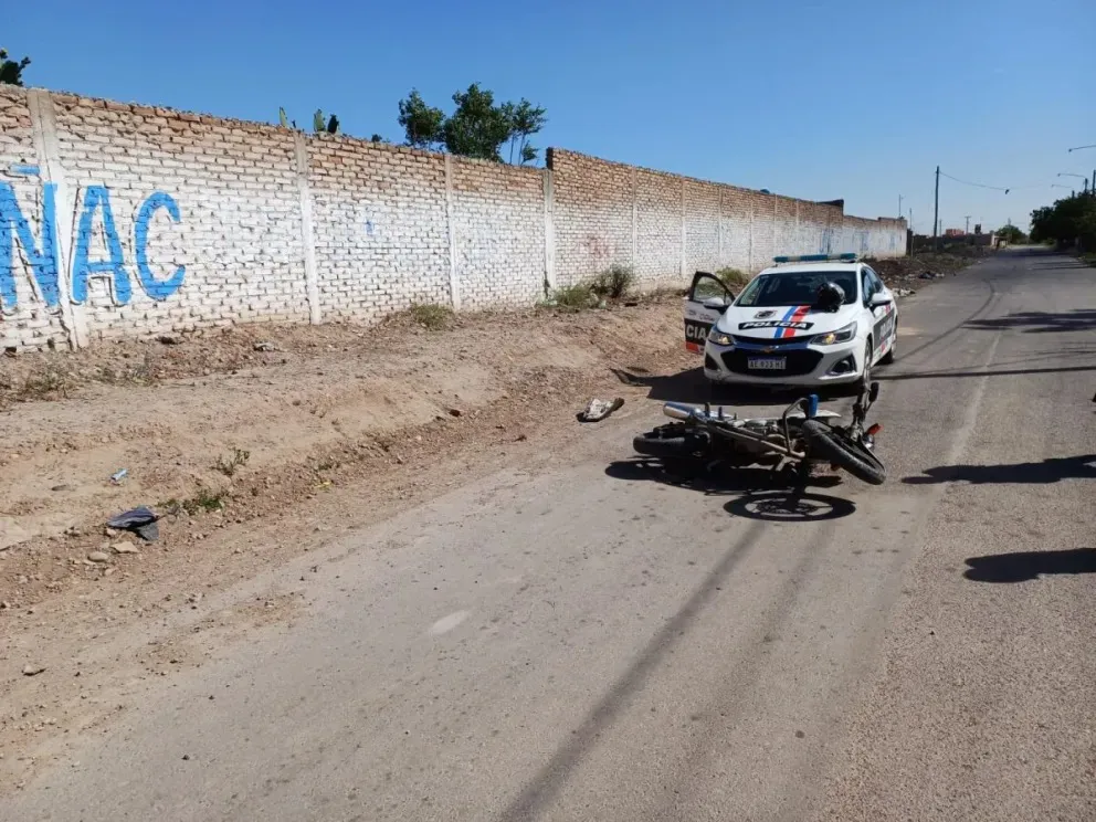 Policía se enreda en el asfalto