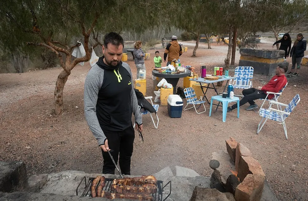 llegan-los-dias-agradables-y-los-mendocinos-eligen-los-paradores-camino-cacheuta-comerse-un-asado-la-familia-martinez-eligio-el-parador-parque-miradores-lujan-comer-un-asado-foto-ignacio-blanco-los-andes.jpg
