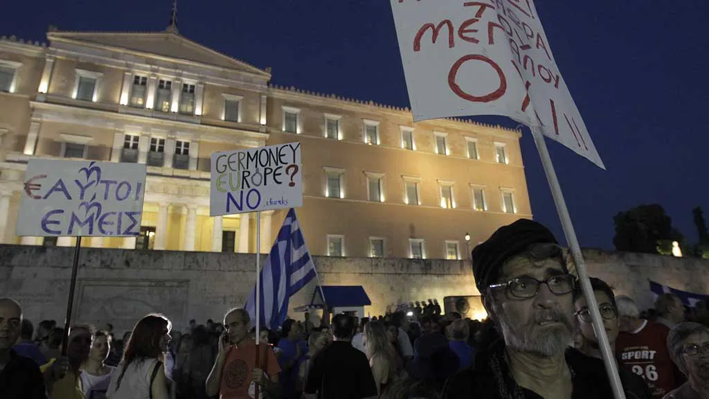 MANIFESTANTES QUE APOYAN EL NO EN ATENAS