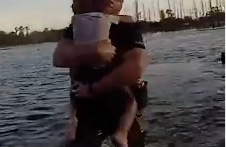 policía héroe lago canal